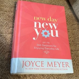 Joyce Meyer
New Day, New You:‎ 366 Devotions for Enjoying Everyday Life …